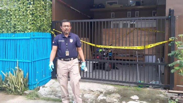 DIPASANG GARIS POLISI --- Tim Inafis Polres Karawang tengah melakukan olah tempat kejadian perkara (TKP) pasangan suami istri (pasutri) bersimbah darah di Perumahan Lemahmulya Indah, Desa Lemahmulya, Kecamatan Majalaya, Karawang, Jawa Barat Kamis (12/6/2025).  Garis polisi nampak terpasang di pagar rumah bercat cokelat, lokasi ditemukannya pasutri bersimbah darah.