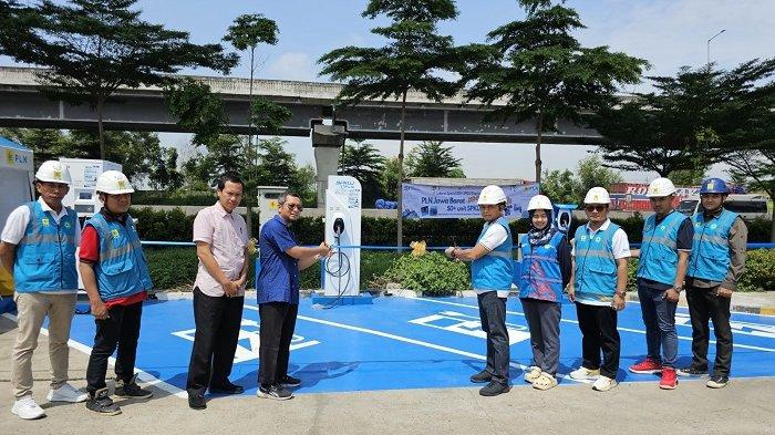 PLN Unit Pelaksana Pelayanan Pelanggan (UP3) Cikarang menyiagakan dua lokasi Stasiun Pengisian Kendaraan Listrik Umum (SPKLU) di Jalur Mudik wilayah Kabupaten Bekasi.