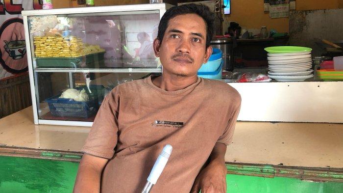 SAKSI SUNARI - Seorang warga sekaligus saksi, Sunari saat diwawancarai awak media di Jalan Pulo Rengas RT 07 RW 03, Desa Sindang Jaya, Kecamatan Cabangbungin, Kabupaten Bekasi, Selasa (11/2/2025). Wawancara tersebut terkait kronologi kejadian tewasnya nenek Bimih menurut pengamatan Sunari.