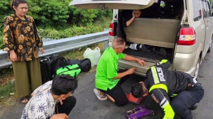 Tim Urai Satuan Lalu Lintas (Satlantas) Polres Karawang membantu penanganan kendaraan pecah ban di Jalan Tol Jakarta-Cikampek saat libur natal.