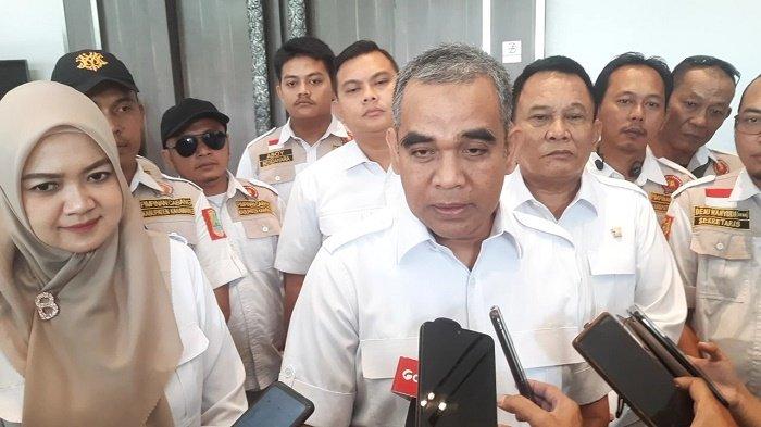 Sekretaris Jenderal Partai Gerindra, Ahmad Muzani (tengah) bersama Ketua DPD Partai Gerakan Indonesia Raya (Gerindra), Brigjen TNI (Purn) Taufik Hidayat (kanan) dan bakal calon bupati karawang, Gina Swara (kiri) saat diwawancarai awak media usai kegiatan Rapat Koordinasi Daerah (Rakorda) Jawa Barat di Hotel Mercure Karawang pada Senin (13/5/2024).