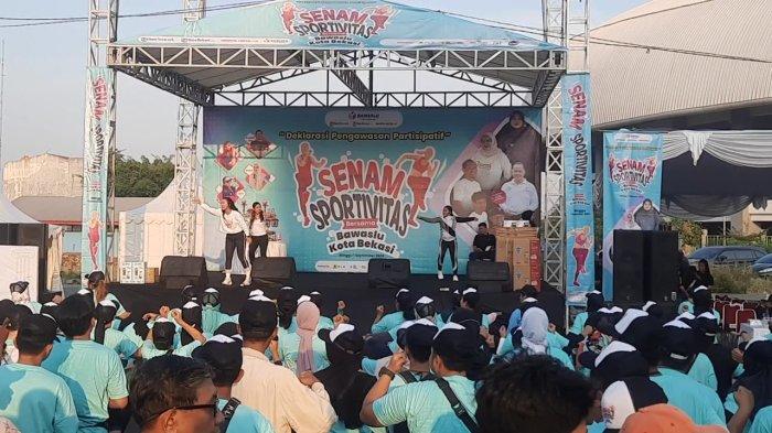 Ratusan warga antusias mengikuti Senam Sportivitas yang diselenggarakan Badan Pengawas Pemilu (Bawaslu) Kota Bekasi di lokasi Car Free Day (CFD) Jalan Ahmad Yani, Kota Bekasi pada Minggu, 1 September 2024.