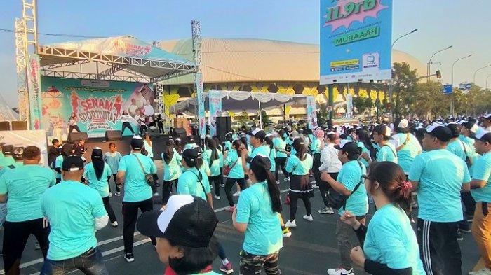 Warga antusian mengikuti kegiatan Senam Sportivitas dalam rangka Deklarasi Pengawasan Partisipatif pada Pilkada 2024 Kota Bekasi, di depan GOR Patriot Candrabhaga, hari Minggu pagi ini, 1 September 2024.