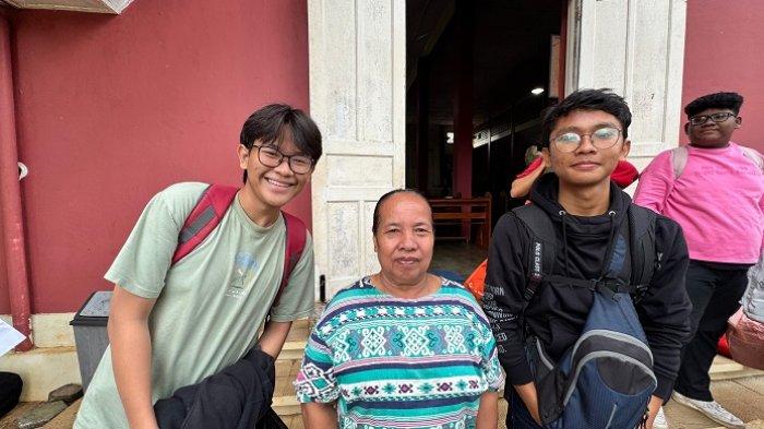 Para peserta didik SMA Strada Bhakti Wiyata, Kranji, Kecamatan Bekasi Utara, Kota Bekasi, mengadakan program Live In untuk mengembangkan semangat kepedulian siswa siswi terhadap sesama khususnya yang berada di tempat-tempat jauh di pedesaan.