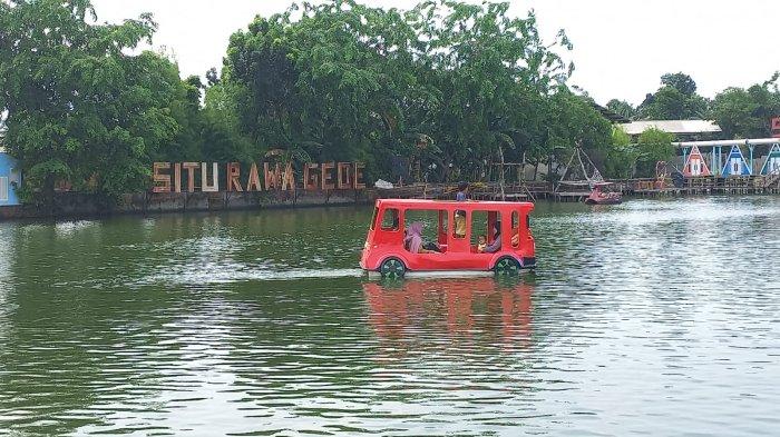 Situ Rawa Gede Bekasi ramai dikunjungi pelancong lokal di akhir pekan, Minggu (30/10/2022).