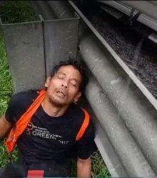 Sopir truk trailer pengangkut kardus yang diduga menjadi penyebab kecelakaan beruntun di Tol Cipularang KM 92 Kabupaten Purwakarta, Jawa Barat ternyata masih hidup. Ini kondisi Rouf tidak lama setelah kejadian kecelakaan beruntun.
