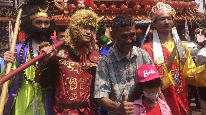 CAP GO MEH - Sejumlah karakter serial film Kera Sakti ikut meramaikan perayaan Cap Go Meh 2576 di kawasan Kelurahan Margahayu, Kecamatan Bekasi Timur, Kota Bekasi pada Rabu (12/2/2025). Mereka diantaranya adalah Sun Go Kong dan Cu Pat Kai yang laris dimintai foto bersama oleh masyarakat.