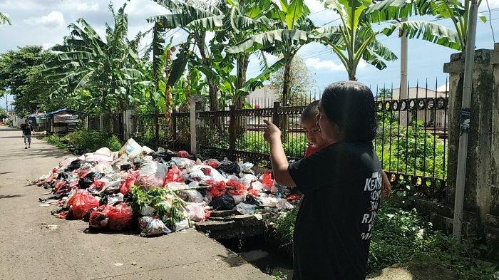 Ketua RW 15 Kemiri Muka Depok, Arif Afifullah, menunjukkan lokasi TPS liar di lingkungannya, Jalan Kemiri Muka, Jumat (4/4/2025).
