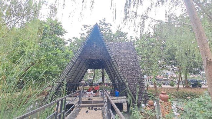 Suasana di taman Jalur Hijau Duri Kosambi, Cengkareng, Jakarta Barat, dijadikan oleh sebagian masyarakat untuk bermain sekaligus belajar di momen libur panjang.