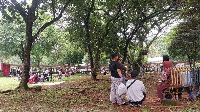 Belasan ribu pengunjung padati Taman Margasatwa Ragunan, Pasar Minggu, Jakarta Selatan, pada hari pertama libur Lebaran, Kamis (11/4/2024).