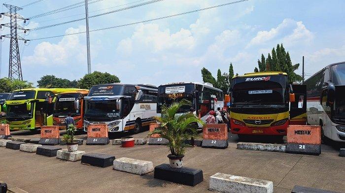 Dimas (27) memilih pulang kampung lebih awal atau H-9 lebaran Idulfitri 2024 karena mendapat izin untuk cuti panjang dari kantornya. Ia bakal menghabiskan waktu selama dua Minggu di kampung halamannya yaitu Kota Bandar Lampung.