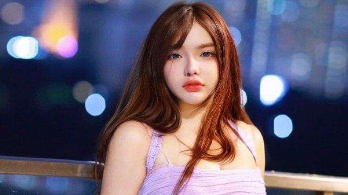 Model seksi Tiara Aurellie pernah mengalami kejadian naas. Tiara Aurellie pernah kena tipu oleh seorang pria yang baru saja berkenalan dengannya.