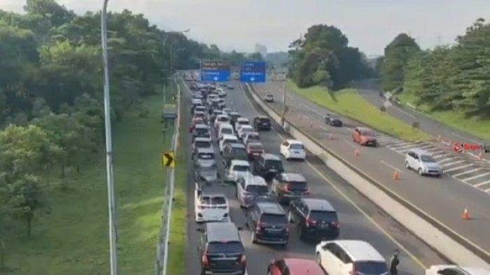 Ribuan kendaraan memadati pintu Tol Ciawi menuju kawasan Puncak pada hari kedua Lebaran atau Idul Fitri 1445 Hijriah, Kamis (11/4/2024).