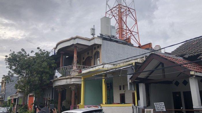 TOWER PROVIDER - Tower diduga untuk provider, dibangun di lantai tiga rumah warga Perumahan Telaga Elok Blok K1 RT 06 RW 13, Kelurahan Harapan Baru, Kecamatan Bekasi Utara, Kota Bekasi. Warga perumahan tersebut meresahkan keberadaan tower itu sejak tahun 2023 lalu, namun pemilik rumah bersikukuh tak mau membongkar.