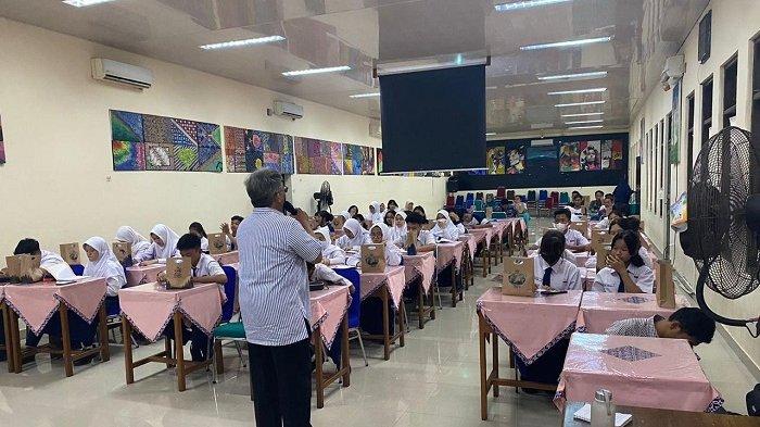 Trinseo melakukan program “School Roadshow 2024” guna mendorong transisi lingkungan pengelolaan sampah.