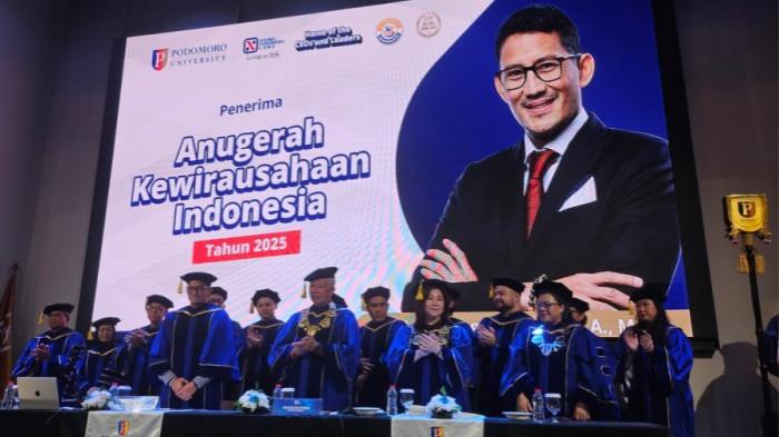 University Podomoro memperingati Dies Natalis ke 12, dengan memberikan beberapa penghargaan bagi mahasiswa public figure maupun tokoh nasional di antaranya Dr Sandiaga Uno, pada 17 Juli 2025.