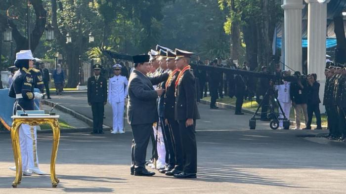 PIMPIN UPACARA - Presiden Prabowo Subianto memimpin Upacara Prasetya Perwira (Praspa) Tahun 2025 di halaman Istana Merdeka, Jakarta, Rabu (23/7/2025) pagi.