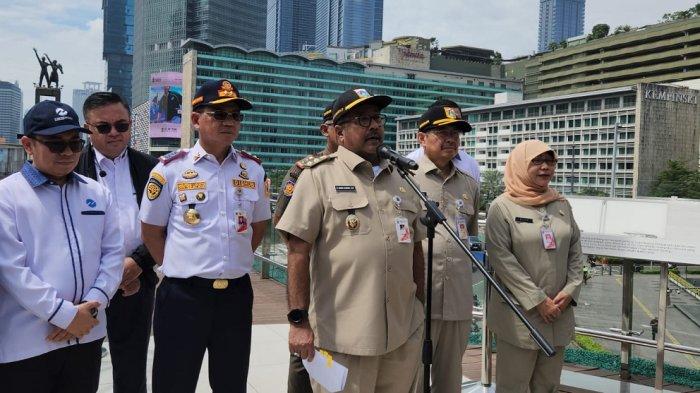 WAGUB JAKARTA --- Wakil Gubernur DKI Jakarta Rano Karno saat ditemui awak media di Halte Bundaran HI, Jakarta Pusat, Selasa (25/2/2025).