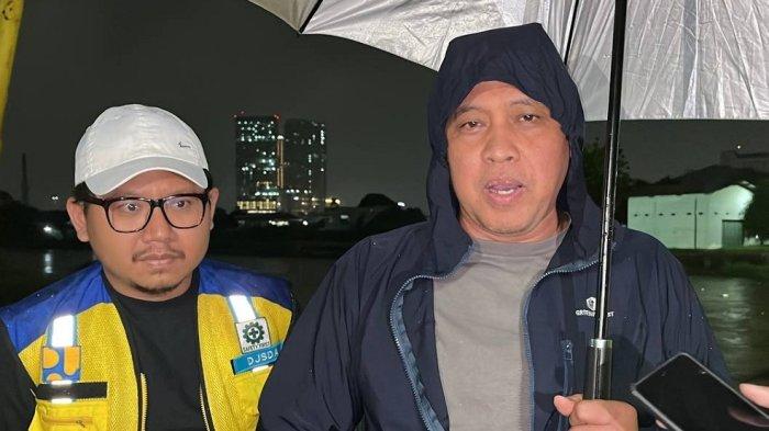 TINJAU PINTU AIR --- Wali Kota Bekasi, Tri Adhianto saat dirinya mendatangi pintu atau bendung air Bekasi di kawasan jalan Mayor Madmuin Hasibuan Margahayu, Kecamatan Bekasi Timur, Kota Bekasi untuk mengecek kondisi terkini debit air.