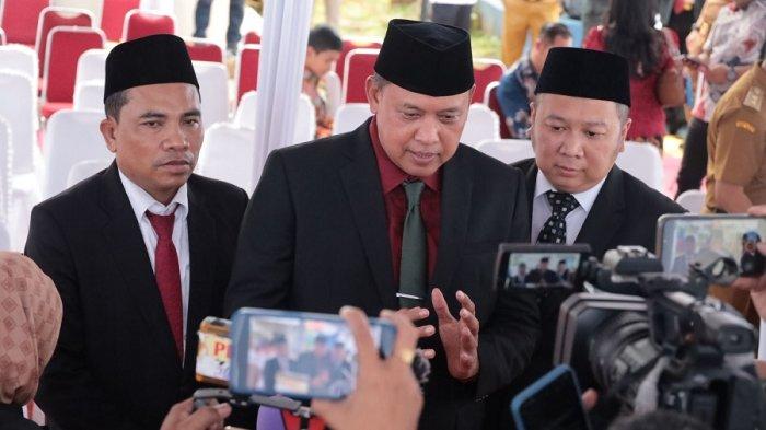 LANTIK DUA DIRUT BUMD --- Wali Kota Bekasi Tri Adhianto secara resmi melantik dua Direktur Utama Badan Usaha Milik Daerah (BUMD) Kota Bekasi pada Selasa, 15 Juli 2025.