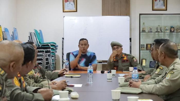 SIDAK KE KANTOR SATPOL PP ---  Wali Kota Bekasi, Tri Adhianto melakukan inspeksi mendadak (Sidak) ke kantor Satpol PP Kota Bekasi pada Selasa (29/7/2025). Dalam kunjungan tersebut, Tri memberikan arahan kepada seluruh personel terkait pentingnya peran Satpol PP sebagai garda terdepan dalam menjaga ketertiban umum serta menegakkan peraturan daerah di seluruh wilayah Kota Bekasi.