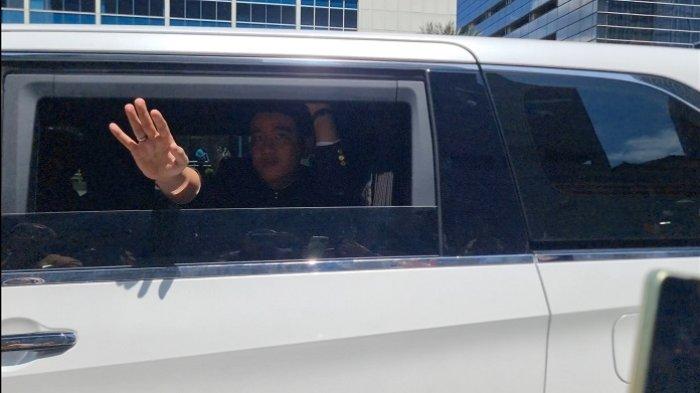 Wapres RI Gibran Rakabuming menggunakan mobil Lexus LM500h berpelat 'Indonesia 2' menyapa warga dari dalam mobil saat menuju Istana Wakil Presiden di Jalan Medan Merdeka Selatan, Jakarta Pusat.