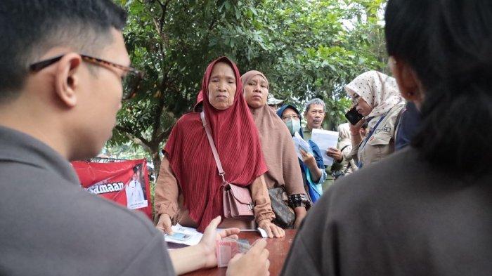 ANTRE TERIMA BLT --- Sejumlah warga Kota Bekasi penerima bantuan langsung tunai (BLT) dari dana bagi hasil cukai hasil tembakau antre di Kantor Kecamatan Jatiasih, pada Selasa (15/7/2025).