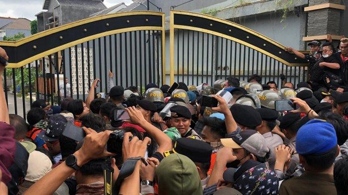 SALING DORONG - Aksi saling dorong antara warga penghuni dan aparat gabungan terjadi saat pihak Pengadilan Negeri (PN) Cikarang Kelas II merencanakan eksekusi lahan di Perumahan Cluster Setia Mekar Residence 2, Desa Setia Mekar, Kecamatan Tambun Selatan, Kabupaten Bekasi pada Kamis (30/1/2025).