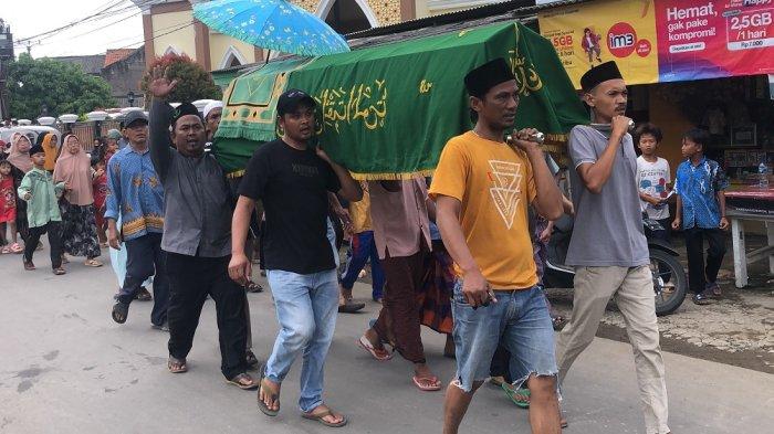 IRINGI PEMAKAMAN KORBAN PERAMPOKAN --- Puluhan warga mengiringi pemakaman nenek Bimih (72) yang diduga menjadi korban perampokan di kediamannya yang juga dijadikan toko kelontong di Jalan Pulo Rengas RT 07 RW 03, Desa Sindang Jaya, Kecamatan Cabangbungin, Kabupaten Bekasi pada Senin (10/2/2025) dinihari.