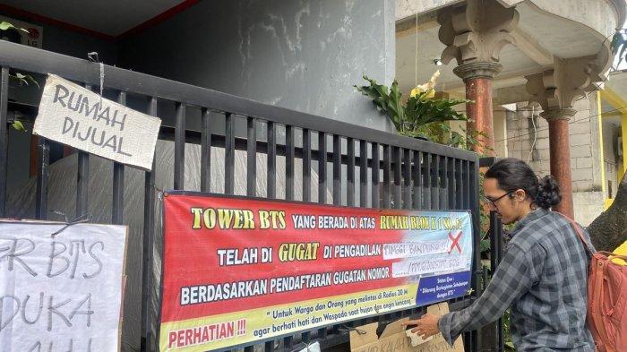 WARGA JUAL RUMAH --- Belasan warga di Perumahan Telaga Emas, Blok K 1, RT 06/RW 13, Kelurahan Harapn Baru, Bekasi Utara, Kota Bekasi, terpaksa menjual rumahnya karena khawatir terpapar radiasi tower provider.