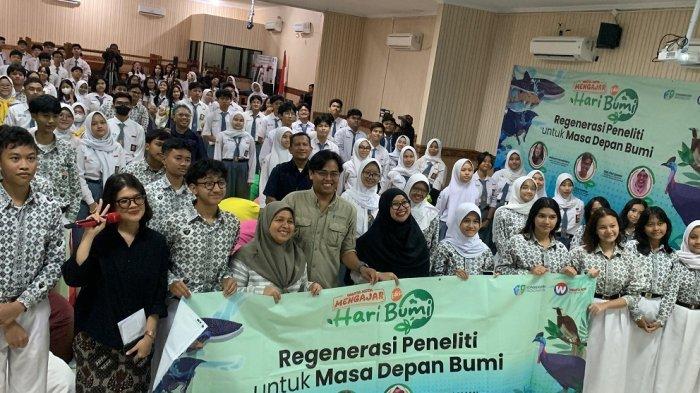 EVENT HARI BUMI ---  Warta Kota Mengajar kembali digelar, kali ini di SMA Negeri 70 Jakarta, kawasan Bulungan, Kebayoran Baru, Jakarta Selatan, Senin (21/4/2025). Event tersebut hadir dalam edisi Hari Bumi dengan tema 'Regenerasi Peneliti untuk Masa Depan Bumi' bersama Konservasi Indonesia.