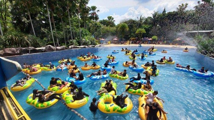 Wisatawan menikmati wahana air di The Jungle Waterpark, Kecamatan Bogor Selatan, Kota Bogor, Jawa Barat, pada Rabu (18/12/2024).
 