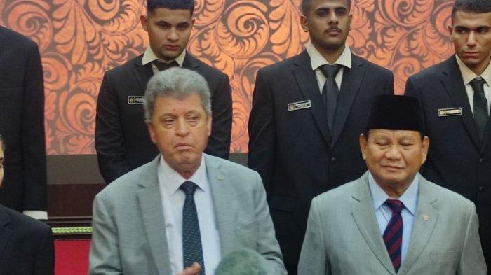 Duta Besar Palestina untuk Indonesia Zuhair Al-Shun saat jumpa pers di Kementerian Pertahanan RI (Kemenhan) usai penerimaan bea siswa untuk 22 calon mahasiswa asal Palestina berkuliah di Universitas Pertahanan (Unhan), Rabu (8/11/2023).