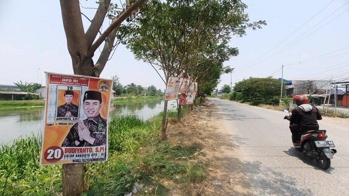 Alat peraga kampanye sosial (APS) Pemilu 2024 marak di Jalan Inspeksi Kalimalang, Cikarang Pusat, Kabupaten Bekasi, pada Kamis (26/10/2023).