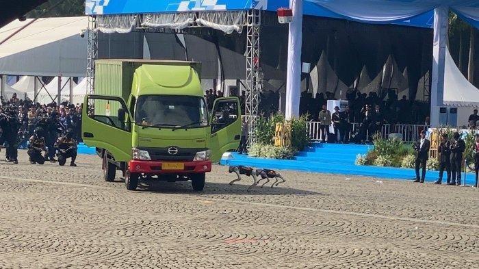 ROBODOG Polri memamerkan teknologi terbaru dalam parade peringatan HUT ke-79 Bhayangkara di Monas, Jakarta Pusat. Kali ini, Korps Bhayangkara menampilkan atraksi robot dog yang dinamakan AI K9.
