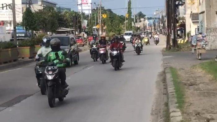 ARUS BALIK LEBARAN - Arus balik libur Lebaran 2025 mulai terlihat di Jalan Panturan wilayah Cikarang, Kabupaten Bekasi pada H+1 lebaran 2025 pada Selasa (1/4/2025).
