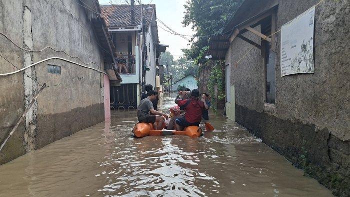 BANJIR BEKASI - Banjir melanda Jalan Kartini Gang Mawar 6 RT 8 RW 3 Kelurahan Margahayu, Kecamatan Bekasi Timur, Kota Bekasi pada Selasa (8/7/2025).