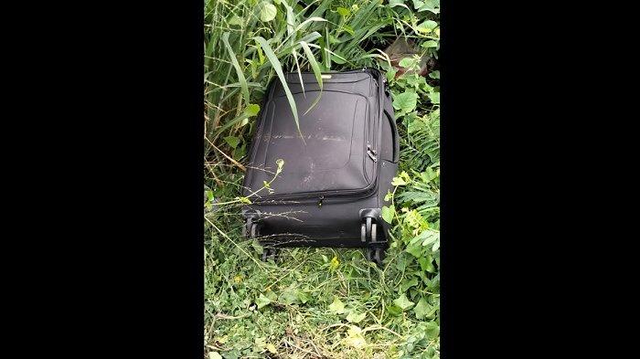 Geger, warga menemukan sesosok jasad wanita dalam koper hitam di semak-semak rerumputan di Jalan Inspeksi Kalimalang Sukadanau, Kecamatan Cikarang Barat Kabupaten Bekasi, pada Kamis, 25 April 2024.