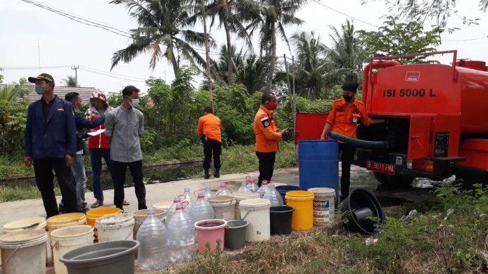 Distribusi air bersih oleh BPBD Kabupaten Bekasi untuk warga di wilayah yang terdampak kekeringan.