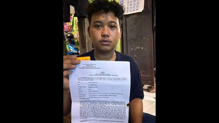 Pemuda berinisial FA (24), menunjukkan dokumen laporan kepolisian usai dirinya menjadi korban begal di wilayah Babakan Madang, Kabupaten Bogor.