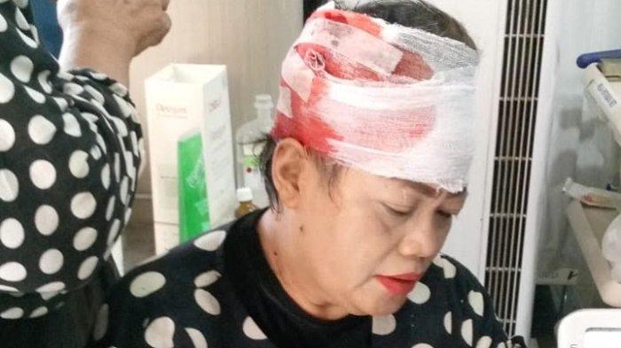 Seorang guru wanita mengalami luka bocor di bagian kepalanya usai dilempar batu seorang lelaki ODGJ, di Bekasi Utara, Kota Bekasi.