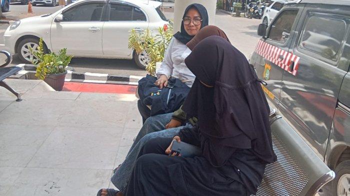 Dua korban bersama orangtuanua melaporkan aksi perundungan yang menimpanya ke Unit Perlindungan Perempuan dan Anak Satreskrim Polres Metro Bekasi pada Senin (2/10/2023).
