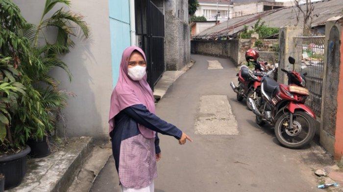 Pemilik kos saat menunjukkan lokasi pencurian sepeda motor yang terjadi di Jalan Kemakmuran III Margajaya, Kecamatan Bekasi Selatan, Kota Bekasi, Kamis, 1 Agustus 2024.