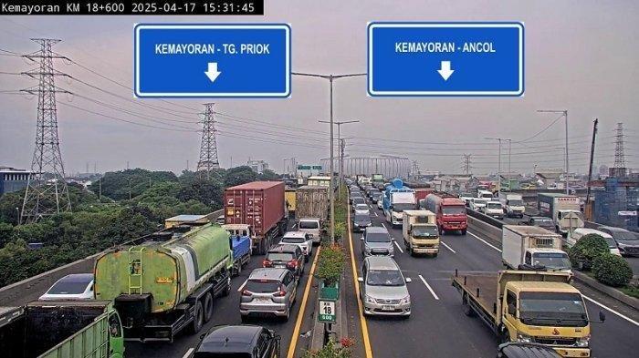 MACET DI TOL PRIOK - Situasi arus lalu lintas menuju Pelabuhan Tanjung Priok, Jakarta Utara mendadak menjadi horor pada Kamis(17/4/2025) pagi. Kemacetan panjang mengular hingga sepanjang Jalan Yos Sudarso dan ruas jalan tol pelabuhan. Kemacetan sudah terjadi sejak Rabu (16/4/2025) malam. Hingga Kamis sore kemacetan belum terurai. 
