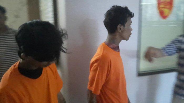 Aparat Polres Metro Bekasi menangkap dua pelaku pembacokan anggota polisi di bengkel tambal ban, Jalan KH. Ma'mun Nawawi Desa Suka Sari Kecamatan Serang Baru, Kabupaten Bekasi.