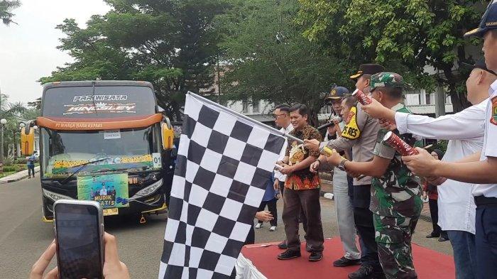 Forum Komunukasi Pimpinan Daerah (Forkopimda) Kabupaten Karawang melepas keberangkatan 17 bus mudik gratis ke wilayah Jawa Barat dan Jawa Barat di Plaza Pemda Karawang pada Jumat, 5 April 2024.