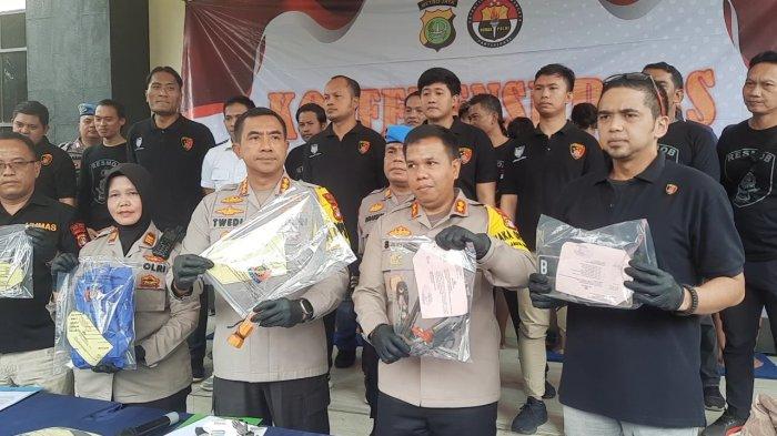 Unit Jatanras Satuan Reserse Kriminal (Satreskrim) Polres Metro Bekasi menangkap tiga pelaku begal di wilayah Kabupaten Bekasi, Jawa Barat.