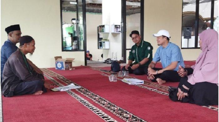 Wakil Rektor I Unipi, Tangerang, Winanti, bersama panitia pembagian hewan kurban Unipi, menyerahkan sapi kurban kepada warga, Minggu (16/6/2024).