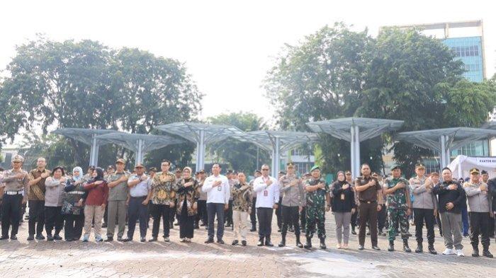 Pemkot Bekasi bersama aparat keamanan menggelar simulasi Sistem Pengamanan Kota (Sispamkota) di alun-alun M Hasibuan Kota Bekasi, Kamis (8/8/2024).