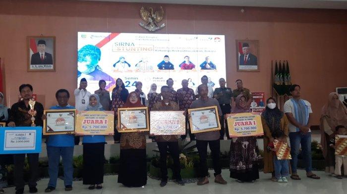 Pemberian penghargaaan di sela-sela talkshow bertema 